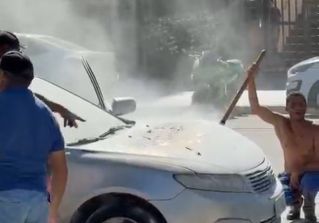 Veículo pega fogo na praia de Pajuçara, em Maceió