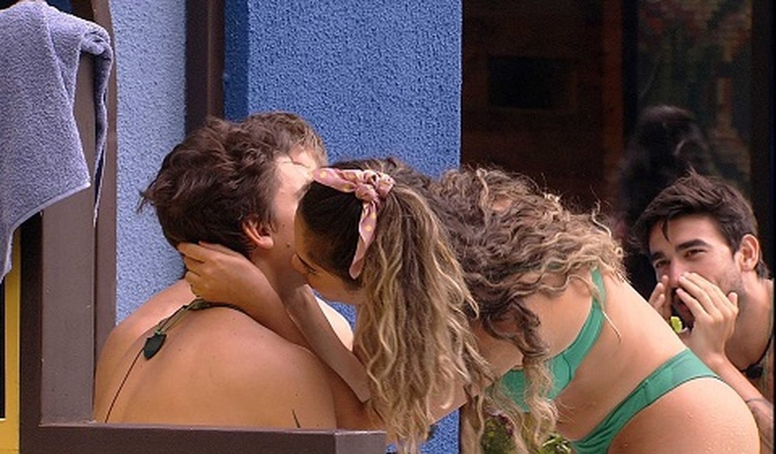 Felipe e Gizelly dão selinho e brother diz: 'Vamos marcar um dia para dormir de conchinha'