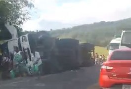 Carreta carregada com refrigerantes tomba na BR 316 e carga é saqueada