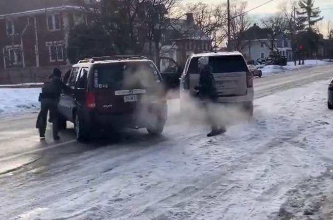 Mulher é morta por agente de imigração de Trump e gera protesto nos EUA