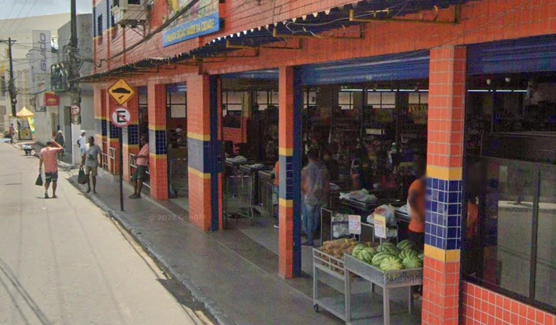Criminosos abrem fogo dentro de supermercado e casal é baleado em Rio Largo