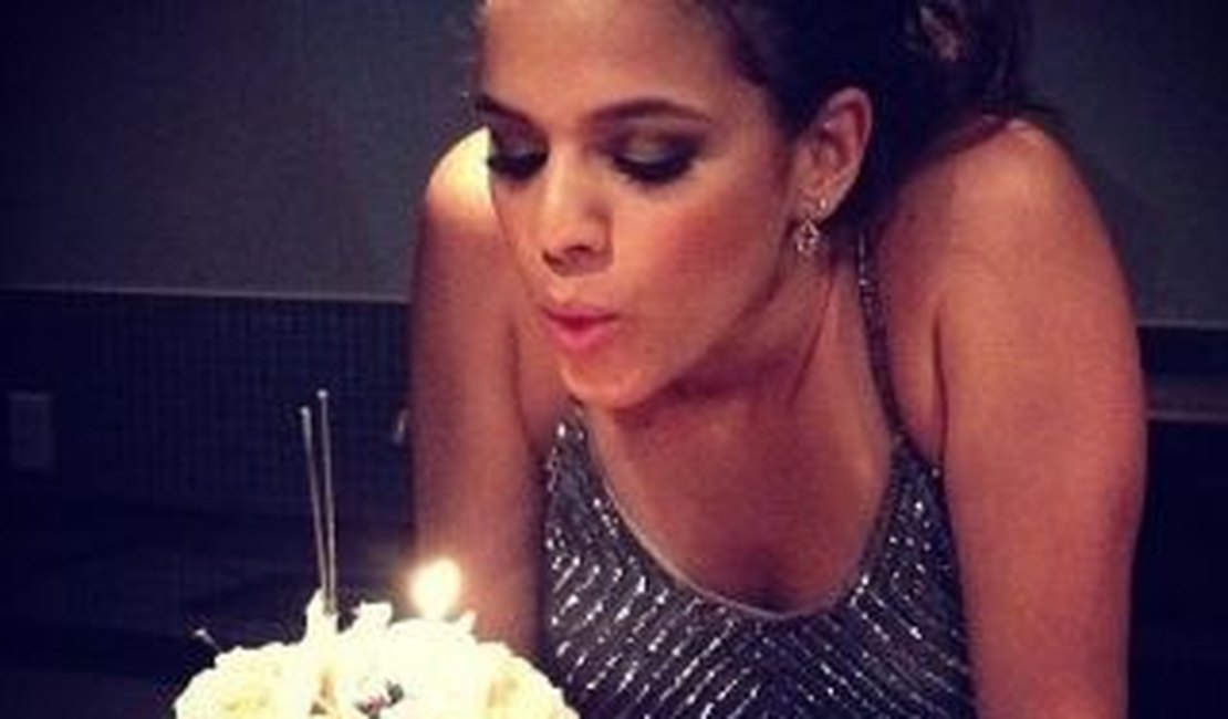 Marquezine comemora 19 anos dançando até o chão em cobertura