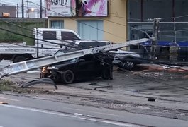 Carro fica destruído após condutor bater em poste de energia elétrica em Maceió