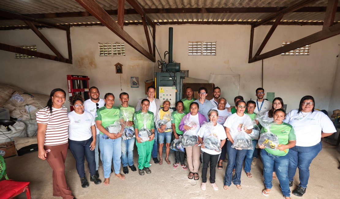 Programa CataMais entrega kits com EPIs à cooperativa de catadores em Arapiraca