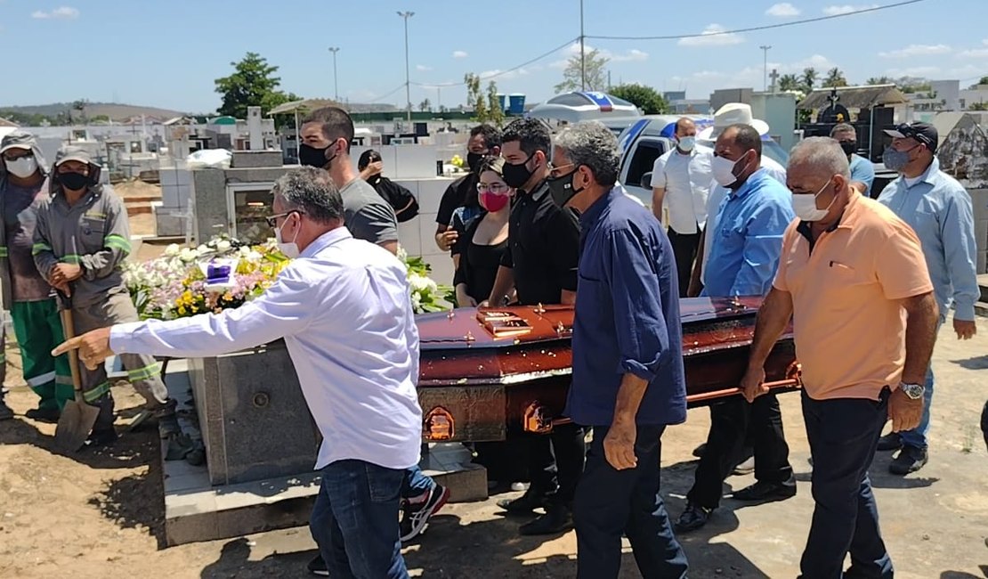 Vídeo. Jornalista Cláudio Roberto é sepultado sob forte comoção em cemitério de Arapiraca