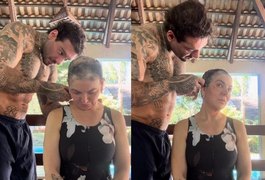 Cantor Lucas Lucco ajuda mãe a raspar a cabeça após retorno da alopecia