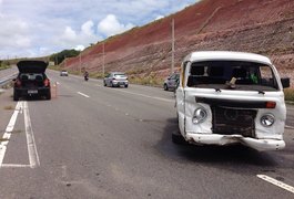 Veículo capota na rodovia AL-101 Sul, na Barra de São Miguel, e deixa feridos