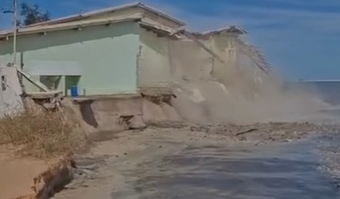 Parte de residência é destruída por avanço do mar na Praia do Saco, em Sergipe