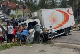 Caminhão fica preso em buraco de esgoto após motorista seguir orientações de GPS, em Maceió