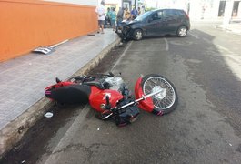 Motociclista desrespeita semáforo, colide com carro e se dá mal no Centro de Arapiraca