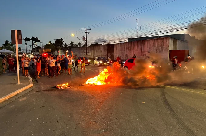 Moradores do Residencial Pedro Teixeira, em Santa Amélia, protestam contra a BRK