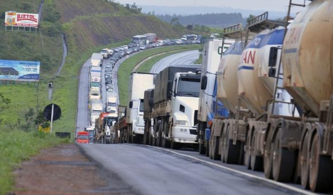 Caminhoneiros intensificam bloqueio de rodovias federais em seis estados