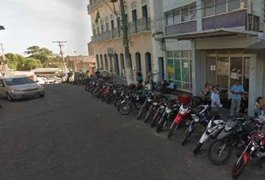 Parte do reboco de um prédio cai e atinge homem que passava na calçada, no Centro de Maceió
