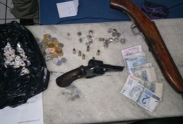 Bope prende dois jovens e apreende drogas, dinheiro e armas