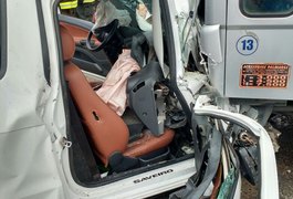 Homem fica gravemente ferido após colisão entre carro de passeio e caminhão em Maceió
