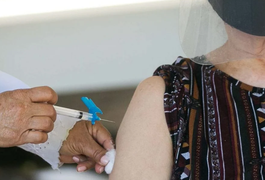 Durante vacinação, idosa entrega bilhete pedindo socorro e denunciando maus tratos