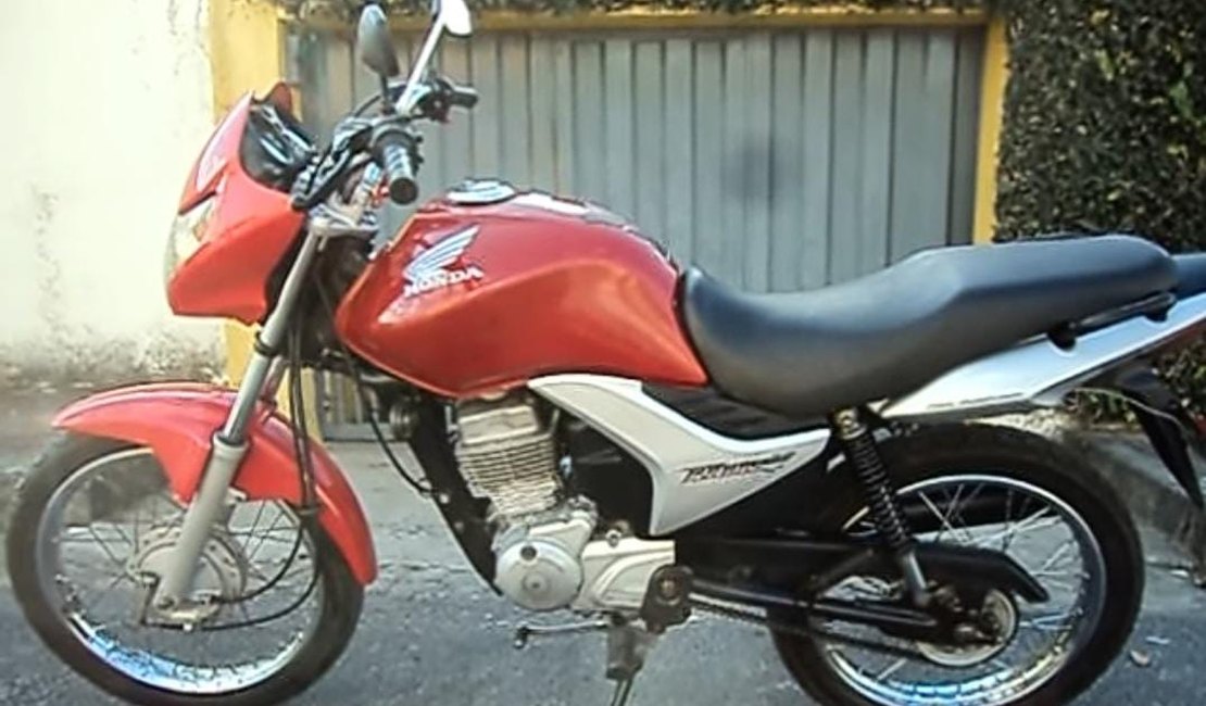 Vídeo: Homem busca informações sobre moto que foi furtada enquanto ele estava trabalhando em Arapiraca