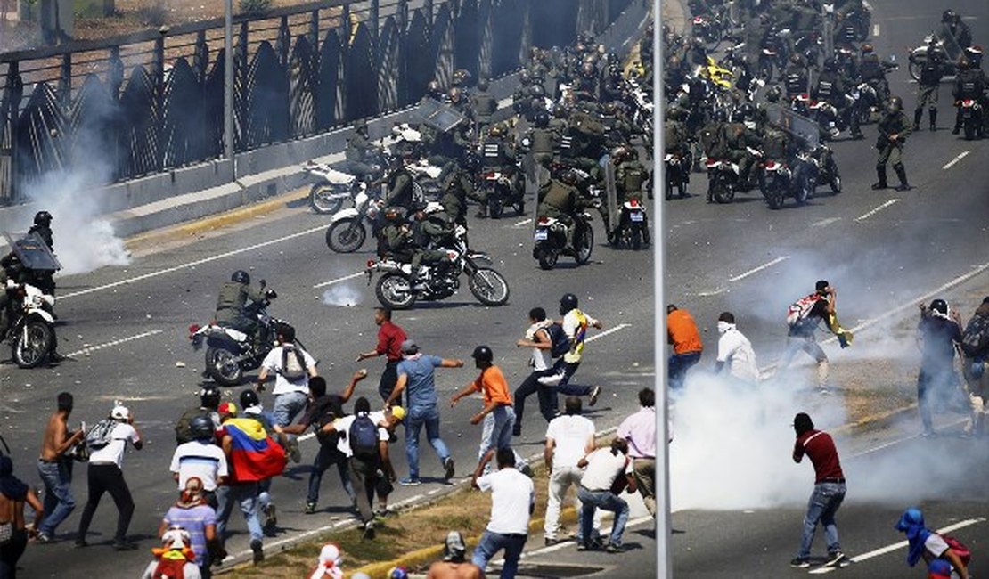 Venezuela tem confrontos e carros da polícia avançam sobre manifestantes em Caracas