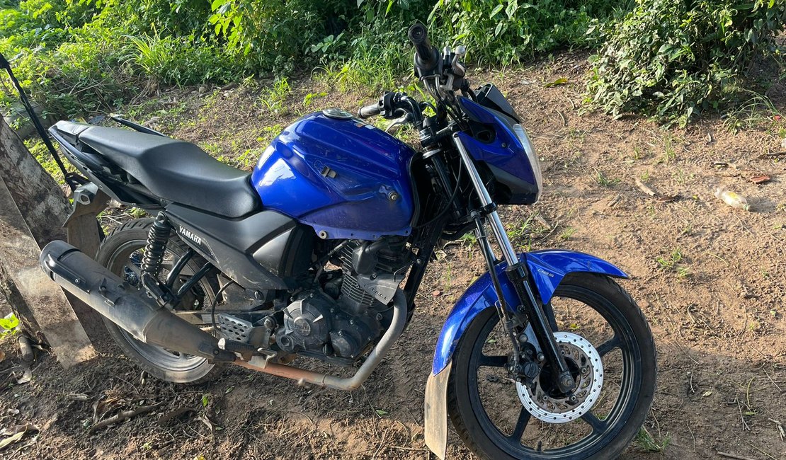 Pelopes do 3º BPM recupera motocicleta com queixa de roubo abandonada, em Arapiraca