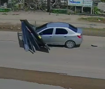 Para não pagar gastos em motel, homem foge arrastando portão com carro em PE