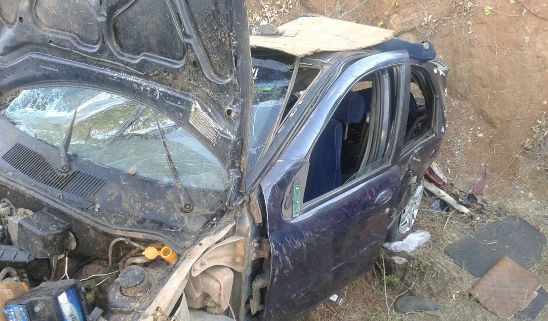 Veículo capota após condutor perder o controle na Rodovia AL 115