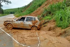 Vídeo: carro capota ao derrapar em lama na AL 210, em Viçosa