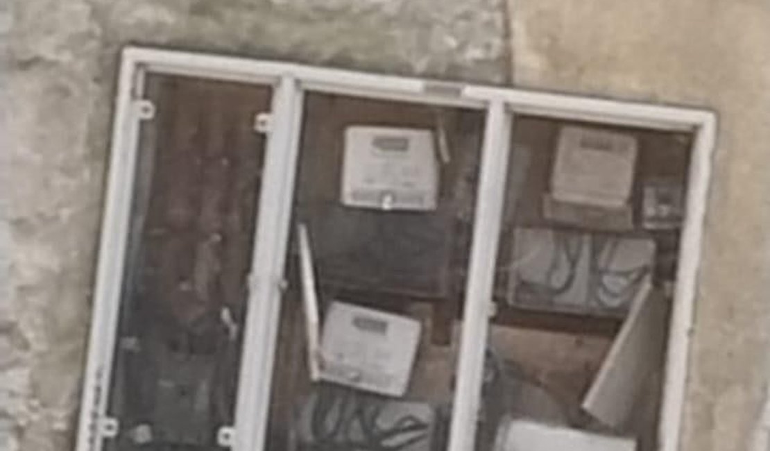 Caixa com medidor de energia exposto põe em risco moradores do Jardim Esperança, em Arapiraca