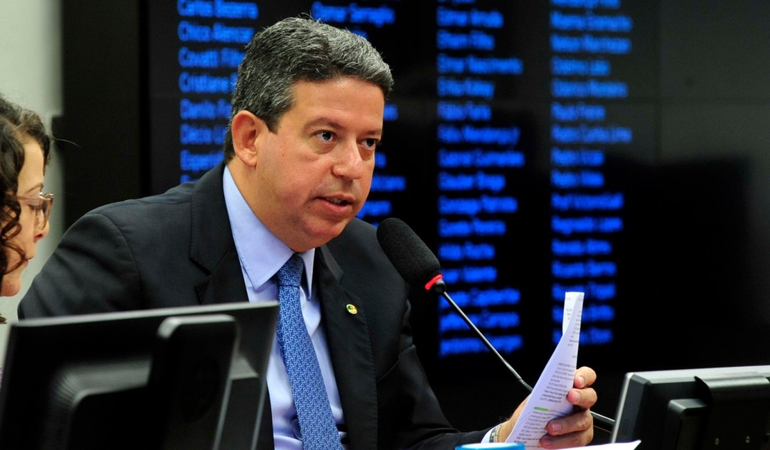 Deputado Arthur Lira dá parecer que pode livrar Cunha da cassação