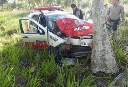 Viatura da PM se choca com coqueiro após cair em buraco