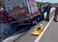Motorista de empresa alimentícia de Arapiraca fica ferido após caminhão tombar na Barra de São Miguel