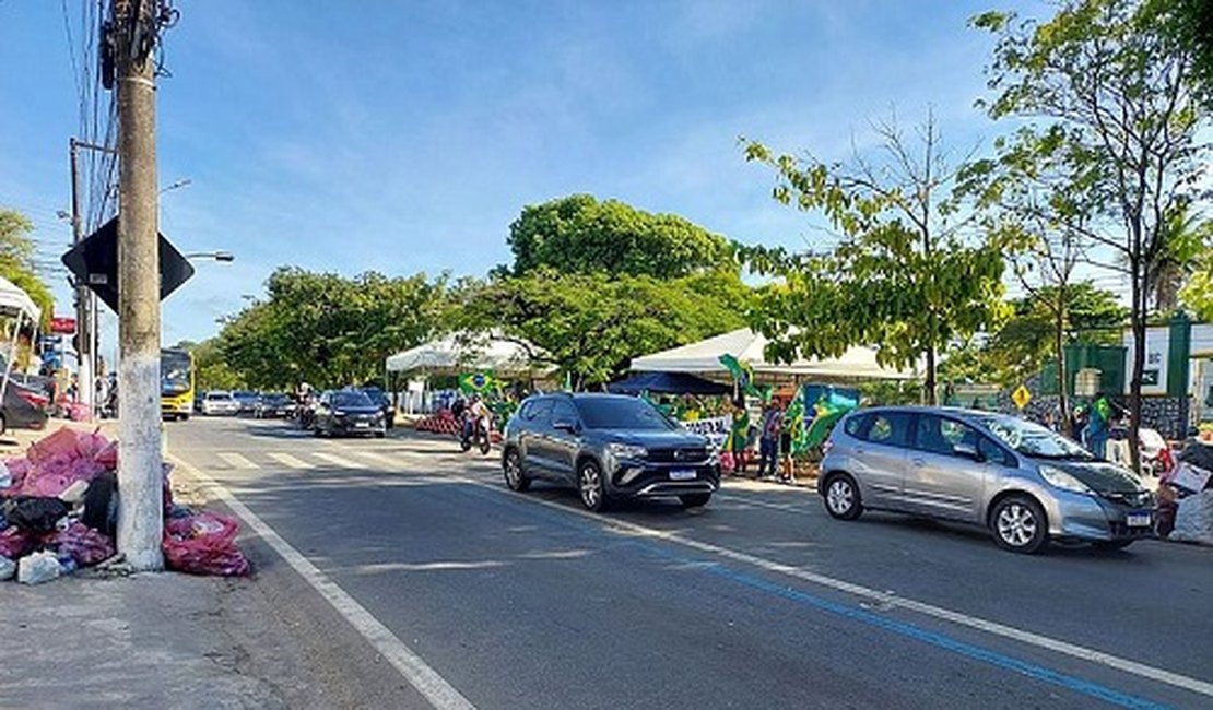 Manifestantes continuam protesto no canteiro da Fernandes Lima, em Maceió