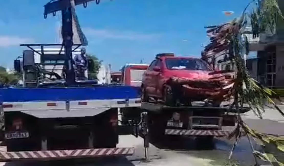 Motorista perde controle da direção e carro cai no Riacho Salgadinho, em Maceió