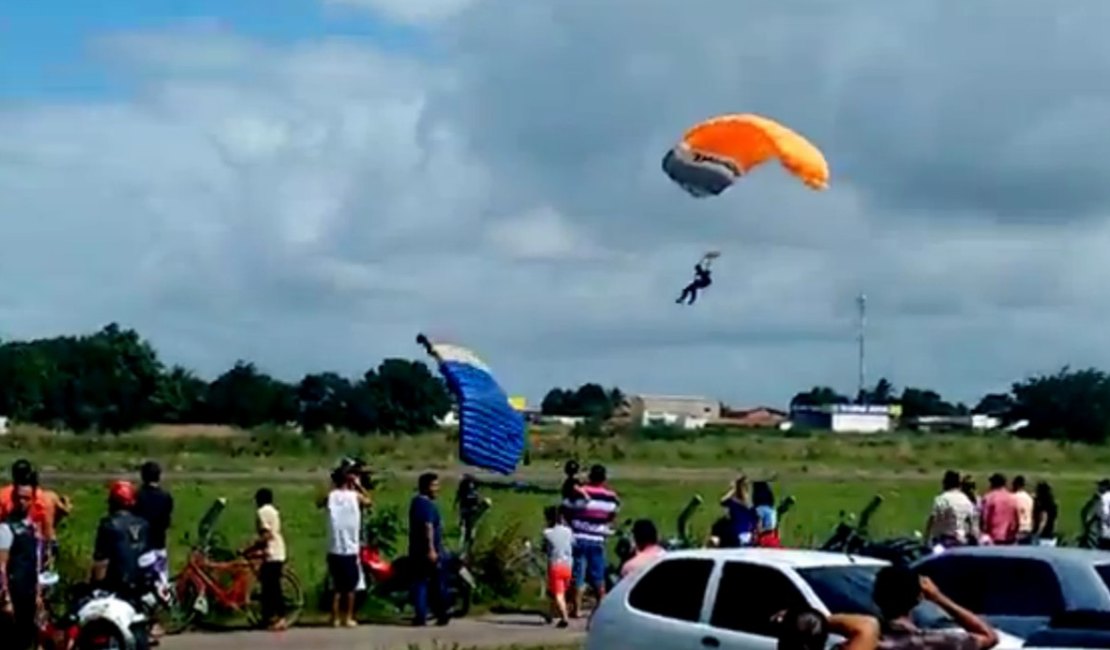 Bombeiro torce o tornozelo ao descer de paraquedas em Arapiraca