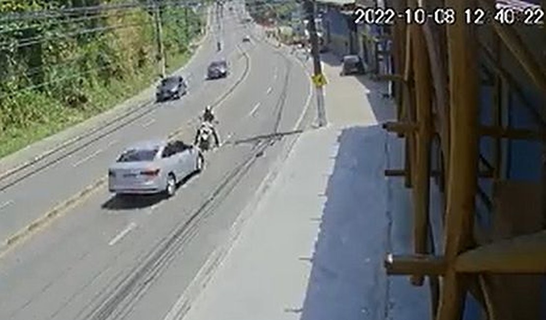 Vídeo mostra motociclista batendo de frente com carro em grave acidente em Maceió