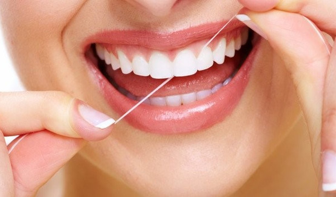 Saiba se o fio dental deve ser passado antes ou depois da escovação