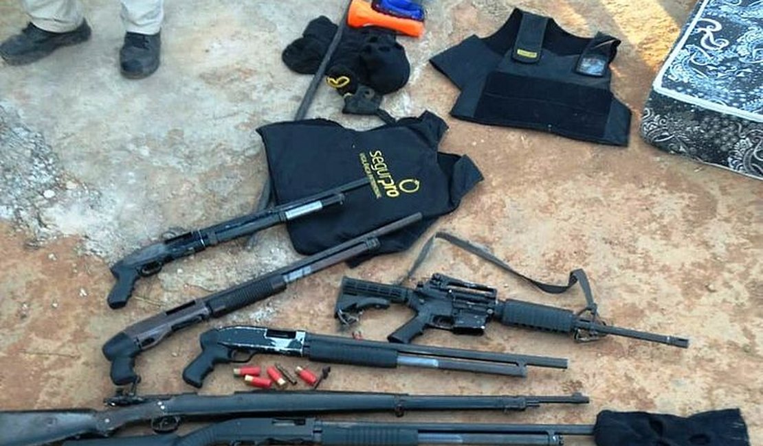 Suspeitos estariam reunidos em casa para dividir fruto de roubo