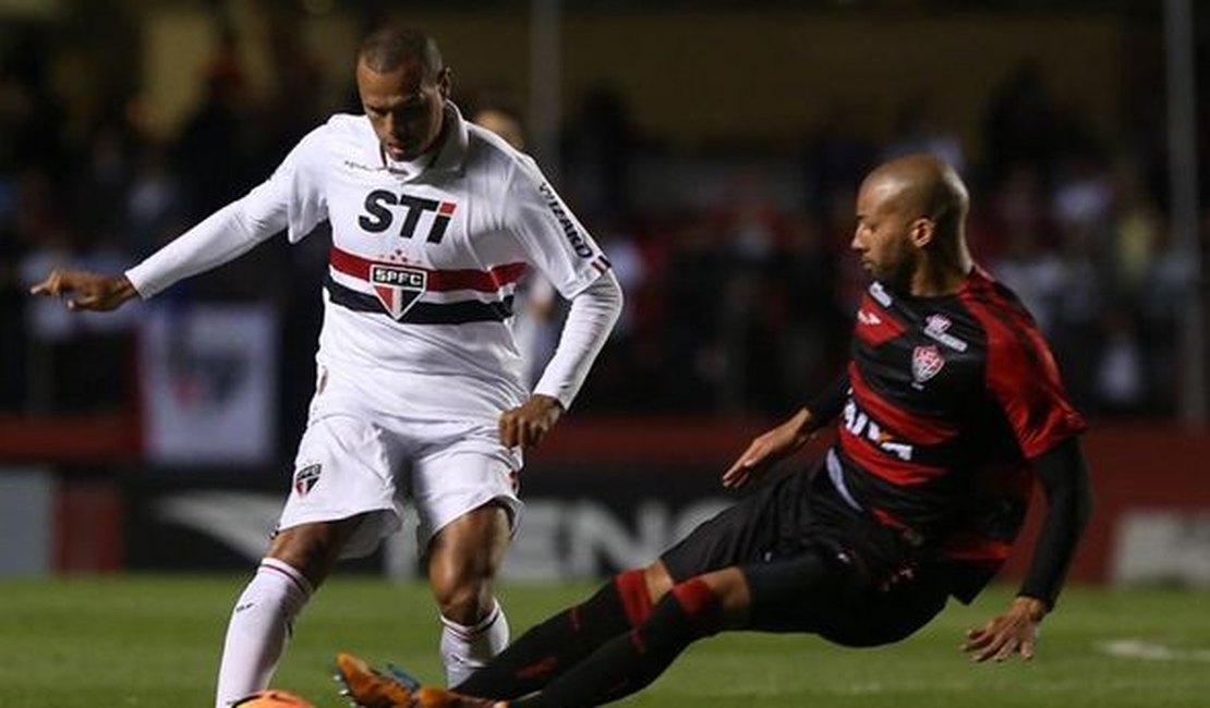 Antonio Carlos brilha, e São Paulo bate o Vitória