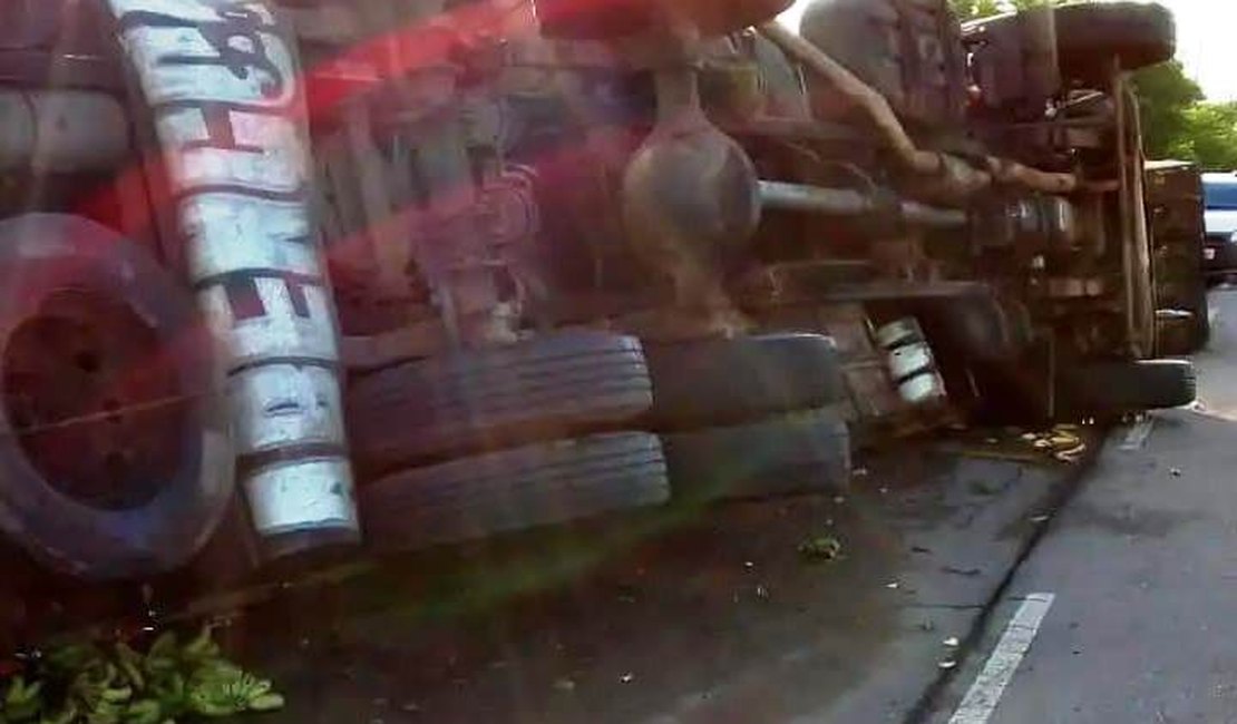 Acidente deixa carroceiro morto e caminhoneiro ferido no Agreste