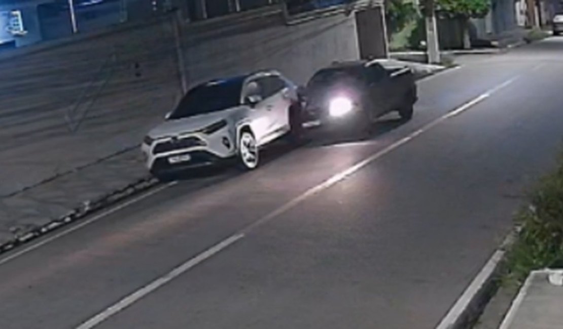 Motorista atinge carro estacionado em rua vazia no Centro de Arapiraca e vai embora após danos provocados