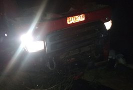 Condutor de carreta morre após veículo tombar na BR 101, no Pilar