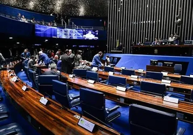 Senado aprova projeto que dificulta aborto legal em crianças e adolescentes vítimas de estupro