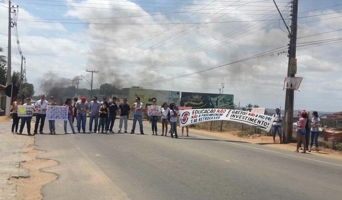 Professores e alunos da Ufal contrários à PEC 241 bloqueiam a AL 115, em Arapiraca
