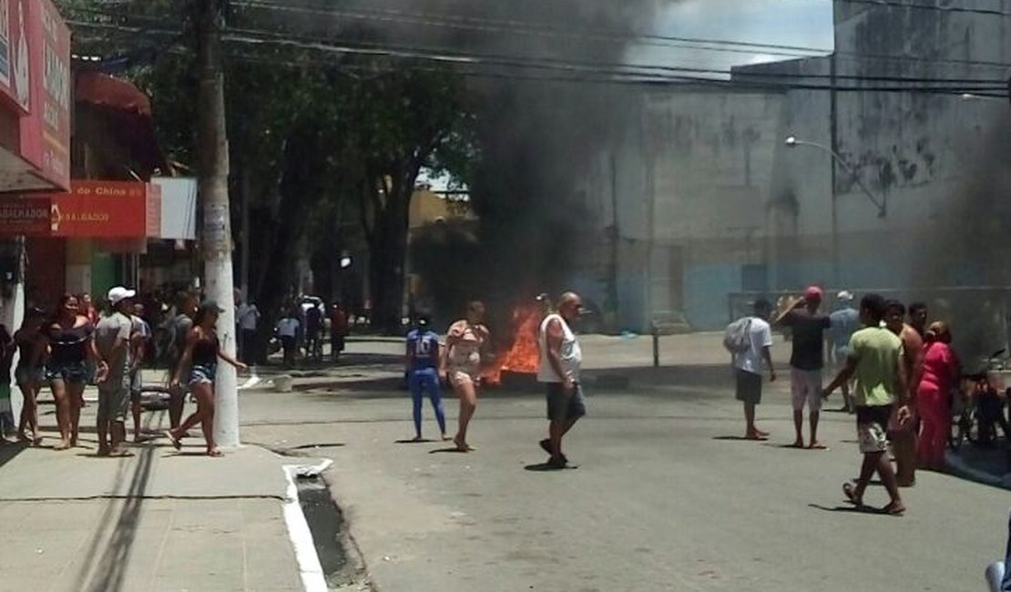 Ambulantes queimam pneus no centro de Maceió