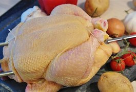 Homem furta frango em abatedouro na Vila Bananeiras e ameaça filho da proprietária