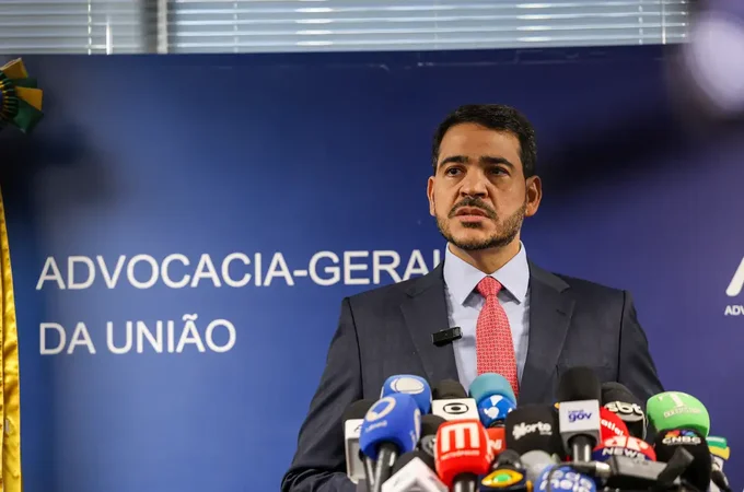 Senador apresenta relatório favorável à indicação de Messias ao STF