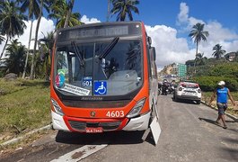 Vídeo. Passageiros ficam feridos após ônibus ficar sem freio e descer ladeira desgovernado, em Maceió