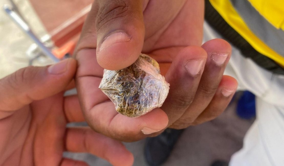 Ronda no Bairro flagra jovem com drogas no Marco dos Corais, em Maceió