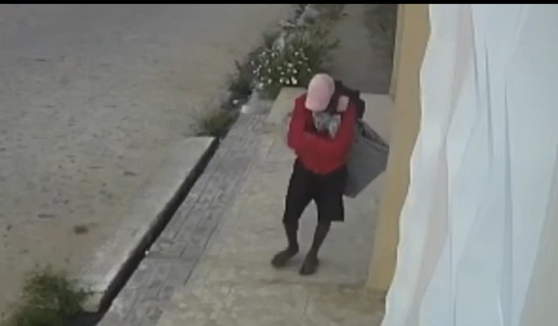 Câmeras de segurança flagram criminoso furtando residência, em Arapiraca