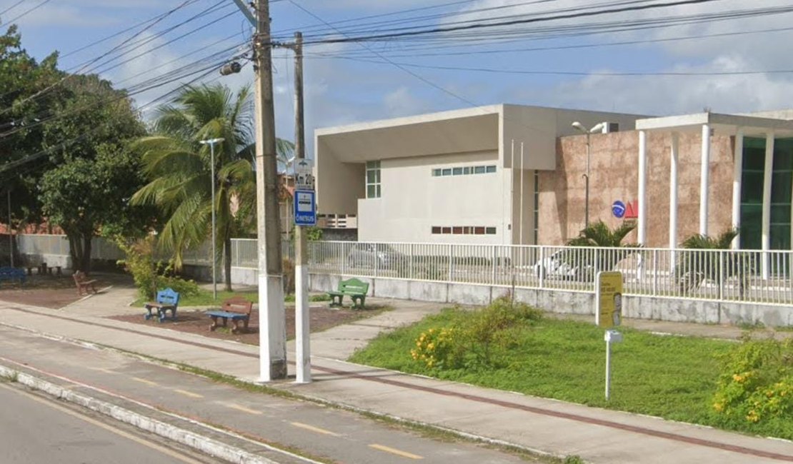 Homem é assassinado com vários tiros na cabeça em frente ao prédio da OAB, em Maceió