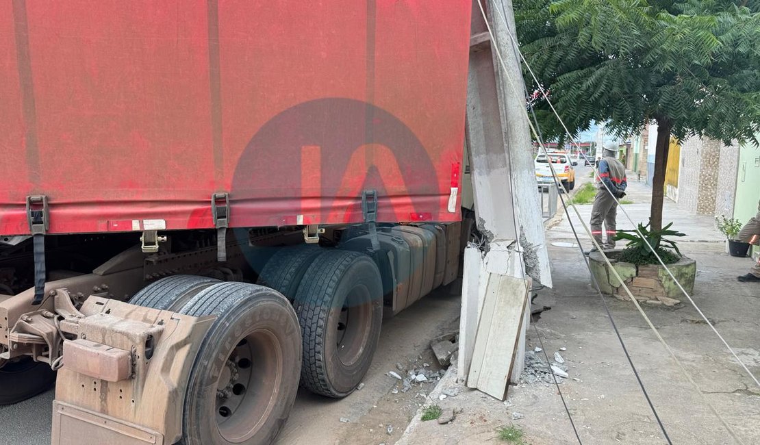 Carreta derruba poste após manobra em rua do bairro Brasília, em Arapiraca